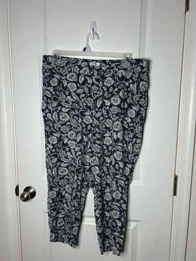 Jessica Simpson Gray and White Paisley Pull-On Pants